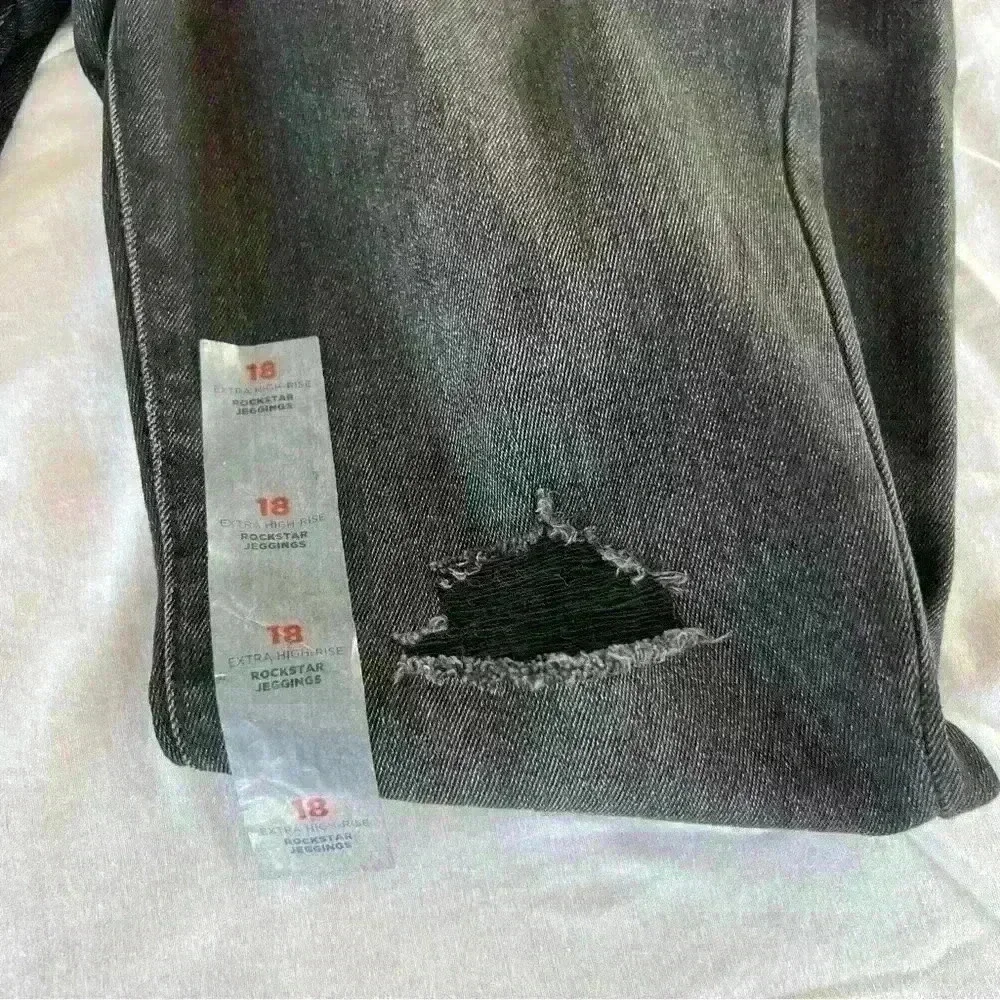 NWT girls black distressed skinny jeans with adjustable waistband.